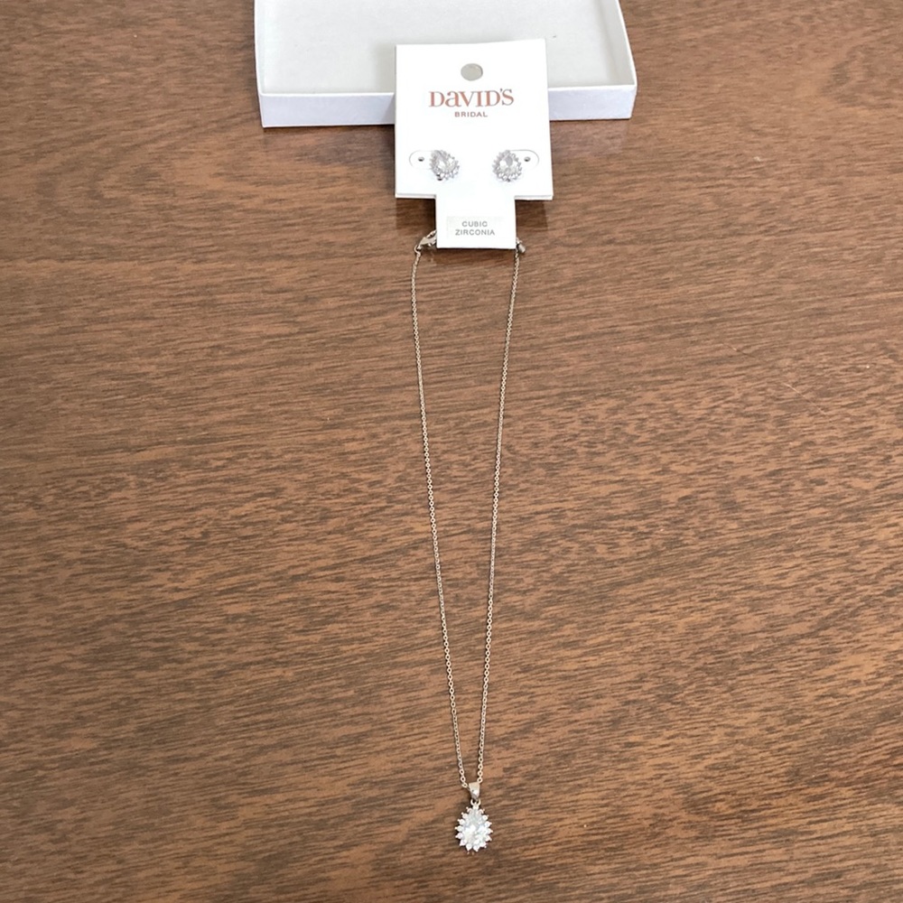 NWT! David’s Bridal earring/necklace wedding set